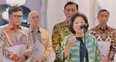 Wakil Ketua Dewan Ekonomi Nasional (DEN) Marie Elka Pangestu memberikan keterangan pers usai pertemuan dengan Presiden Prabowo Subianto di Istana Merdeka