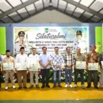 Wali Kota Batam Amsakar Achmad berfoto bersama para perwakilan RT RW dan LPM Kecamatan Sekupang usai penyerahan insentif simbolis senilai Rp3 juta