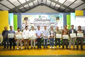 Wali Kota Batam Amsakar Achmad berfoto bersama para perwakilan RT RW dan LPM Kecamatan Sekupang usai penyerahan insentif simbolis senilai Rp3 juta