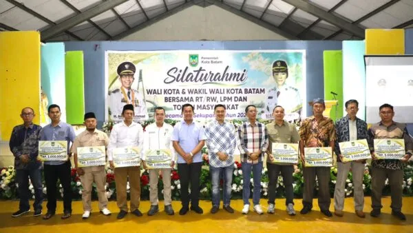Wali Kota Batam Amsakar Achmad berfoto bersama para perwakilan RT RW dan LPM Kecamatan Sekupang usai penyerahan insentif simbolis senilai Rp3 juta