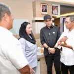 Wali Kota Batam Amsakar Achmad memaparkan strategi pengelolaan PAD di hadapan Bupati Brebes Paramitha Widya Kusuma dalam rapat kerja di Ruang Presentasi Kantor Wali Kota Batam