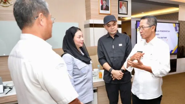 Wali Kota Batam Amsakar Achmad memaparkan strategi pengelolaan PAD di hadapan Bupati Brebes Paramitha Widya Kusuma dalam rapat kerja di Ruang Presentasi Kantor Wali Kota Batam