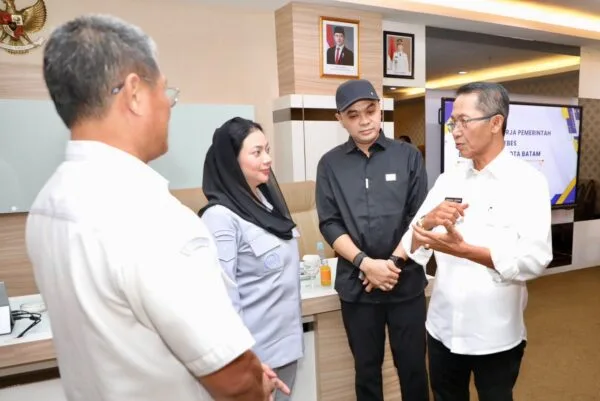 Wali Kota Batam Amsakar Achmad memaparkan strategi pengelolaan PAD di hadapan Bupati Brebes Paramitha Widya Kusuma dalam rapat kerja di Ruang Presentasi Kantor Wali Kota Batam
