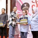 Wali Kota Batam Amsakar Achmad menyerahkan honorarium simbolis senilai Rp3 juta kepada perwakilan RTRWLPM di Kecamatan Bengkong