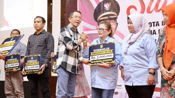 Wali Kota Batam Amsakar Achmad menyerahkan honorarium simbolis senilai Rp3 juta kepada perwakilan RTRWLPM di Kecamatan Bengkong