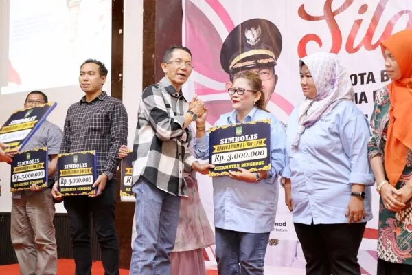 Wali Kota Batam Amsakar Achmad menyerahkan honorarium simbolis senilai Rp3 juta kepada perwakilan RTRWLPM di Kecamatan Bengkong