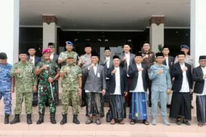 Sekda Batam Firmansyah menjadi inspektur upacara peringatan Hari Santri Nasional 2026 di Dataran Engku Putri.