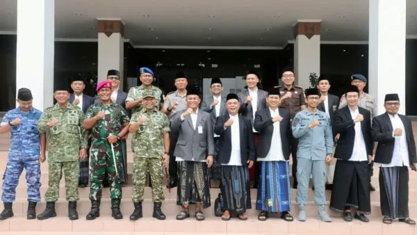 Sekda Batam Firmansyah menjadi inspektur upacara peringatan Hari Santri Nasional 2026 di Dataran Engku Putri.