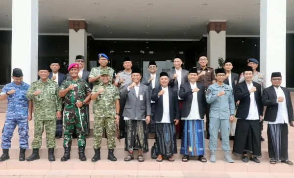 Sekda Batam Firmansyah menjadi inspektur upacara peringatan Hari Santri Nasional 2026 di Dataran Engku Putri.